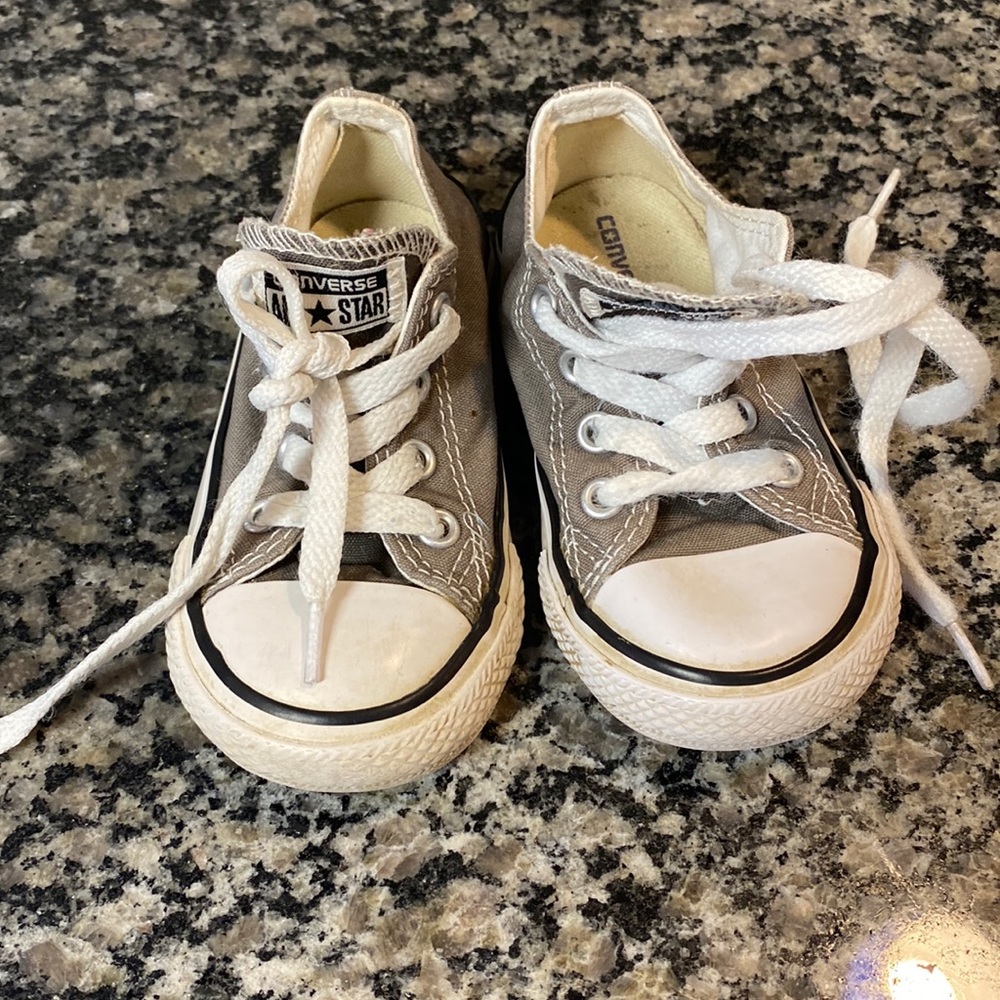 Kids converse low top.